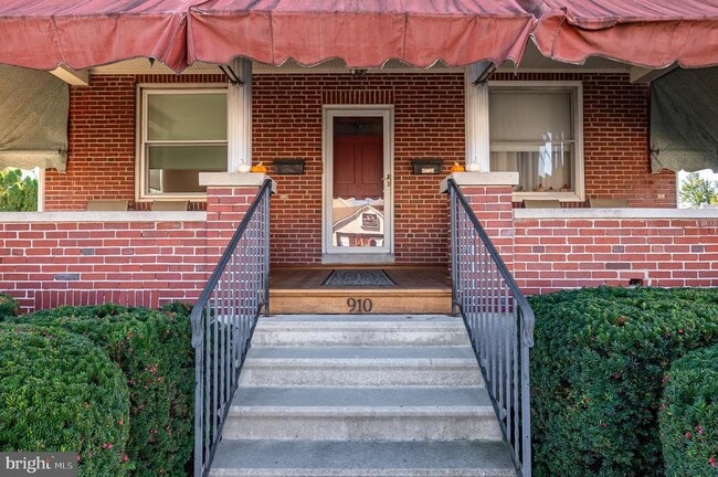 property at 910 E Bellevue Ave