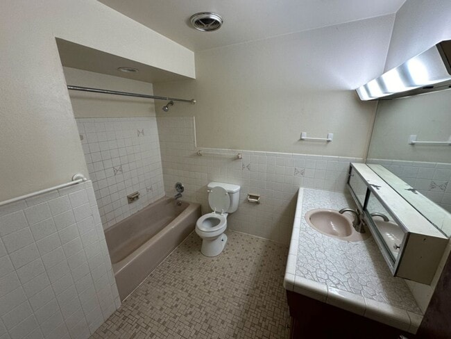 property at 7343 N Teutonia Ave