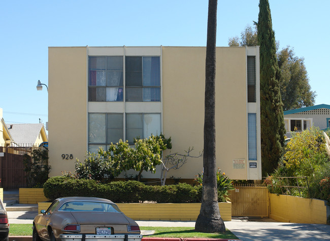 928 N Mariposa Ave in Los Angeles, CA - Foto de edificio - Building Photo