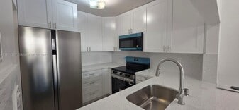 8185 NW 7th St in Miami, FL - Building Photo
