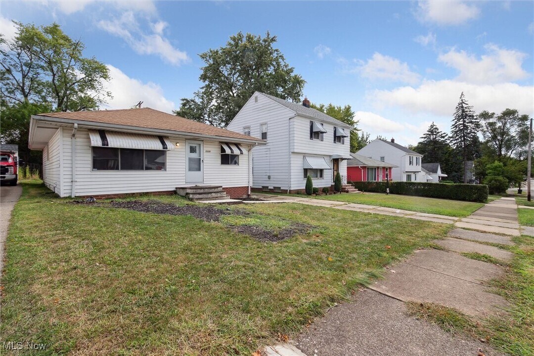 5339 Elmwood Ave in Maple Heights, OH - Foto de edificio