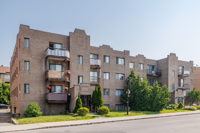 12439 Lachapelle Rue in Montréal, QC - Building Photo - Primary Photo