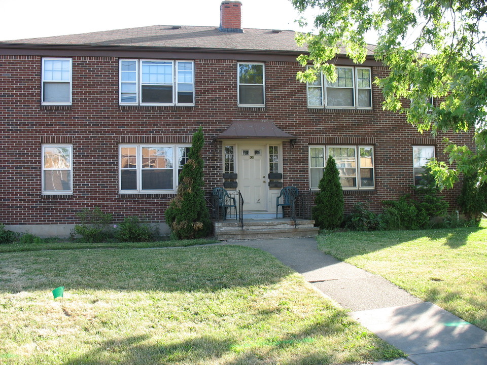 826 Englewood Ave in Buffalo, NY - Building Photo