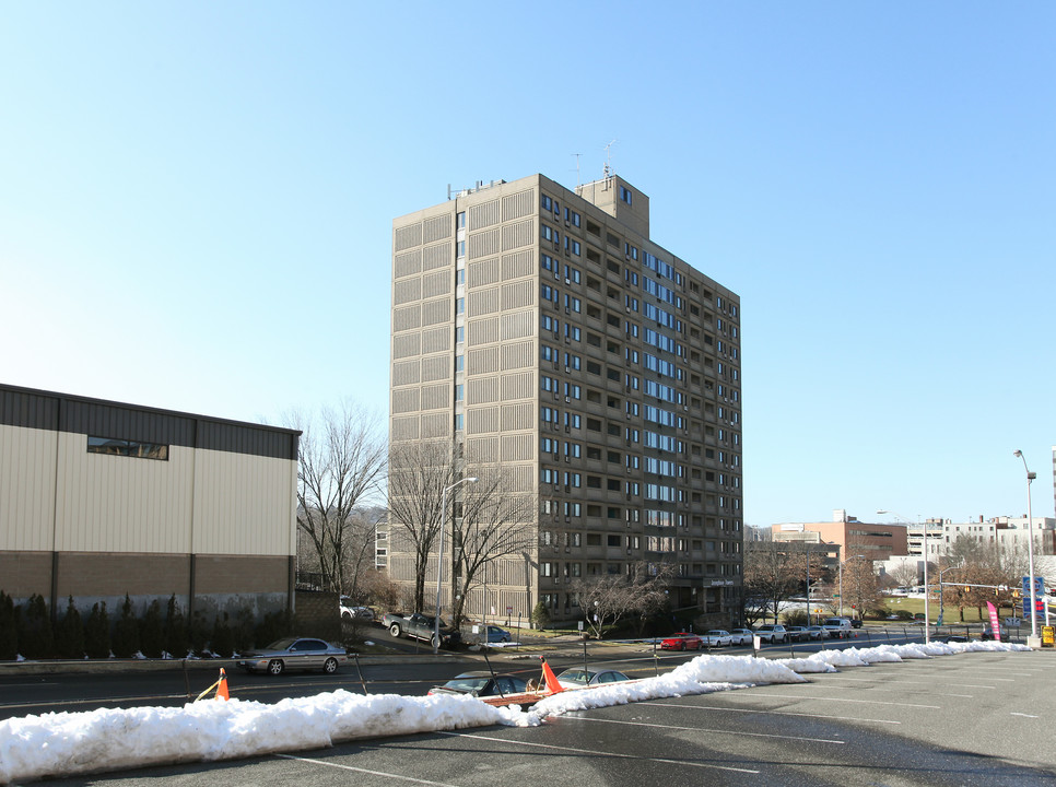 Josephine Towers Senior Living in Waterbury, CT - Foto de edificio