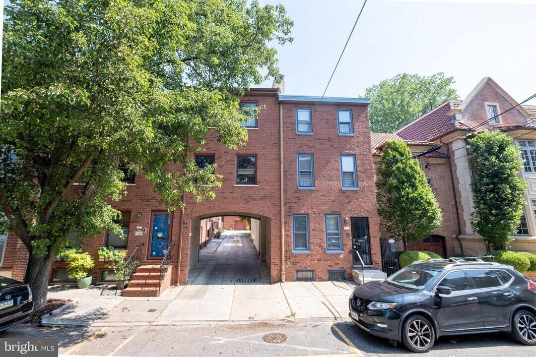 129 Catharine St in Philadelphia, PA - Building Photo