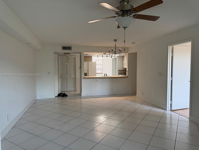 1040 NW 80th Ave in Margate, FL - Building Photo - Building Photo