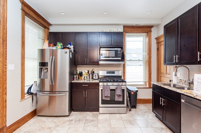 1032 W Roscoe St, Unit 3 in Chicago, IL - Building Photo - Building Photo