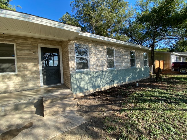 property at 907 S 5th St