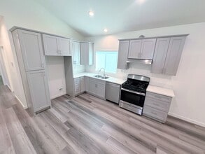 15926 Leadwell St in Los Angeles, CA - Building Photo - Building Photo