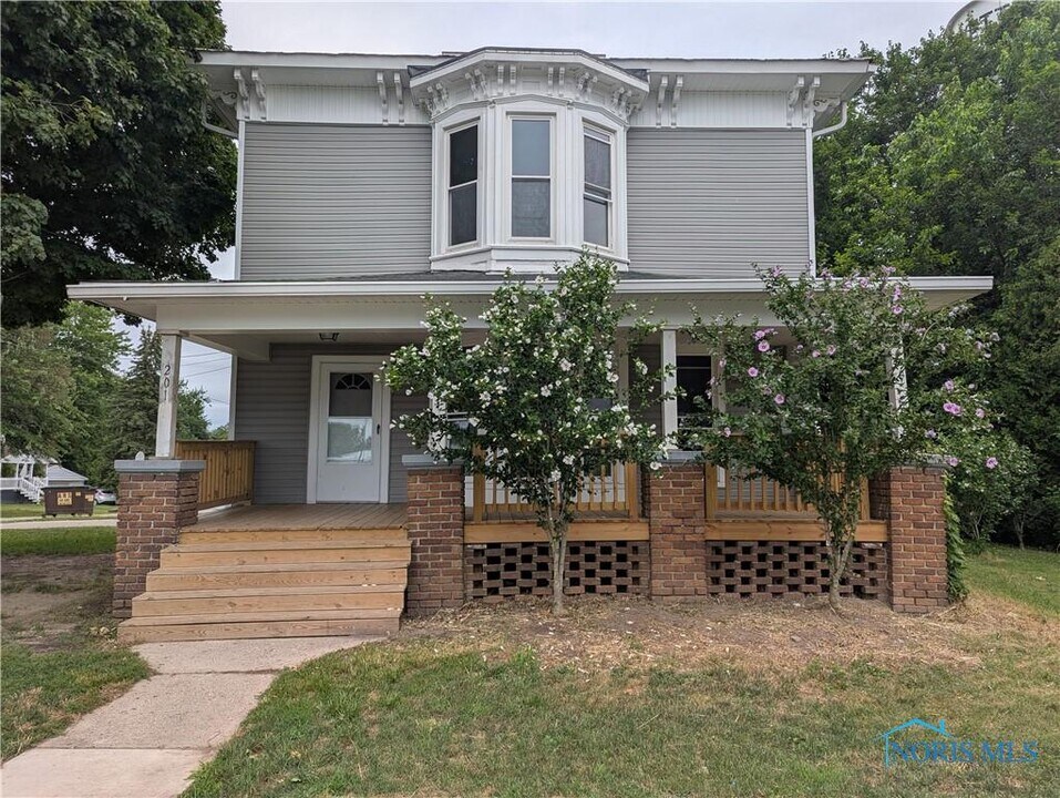 201 E Spring St, Unit Lower in Fayette, OH - Building Photo