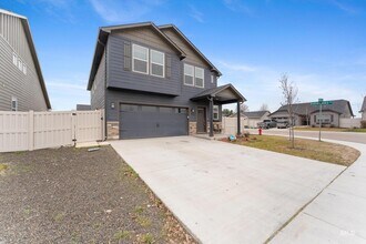 513 Stanley Lake St in Middleton, ID - Foto de edificio - Building Photo