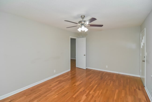 212 Brady Dr in Hazel Green, AL - Foto de edificio - Building Photo