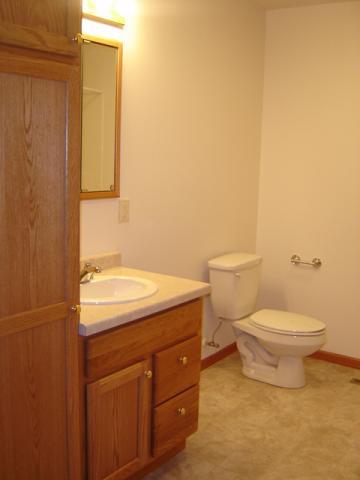 1109 E Monowau St, Unit 4 in Tomah, WI - Foto de edificio - Building Photo