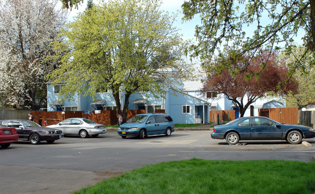 Creswell Garden Apartments in Creswell, OR - Building Photo - Building Photo