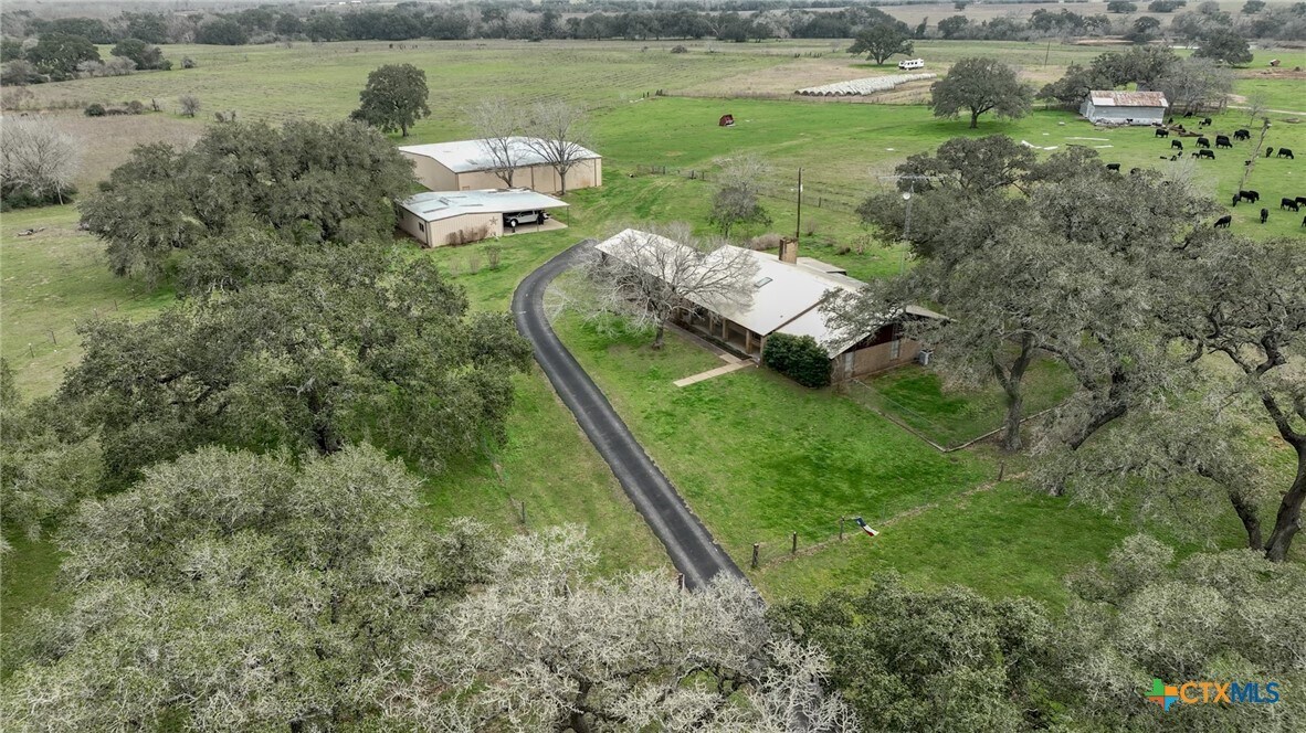 1235 Co Rd 390 in Hallettsville, TX - Foto de edificio