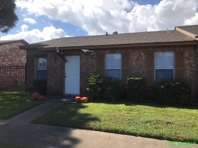 1513 Barcelona Way Dr in Baytown, TX - Building Photo