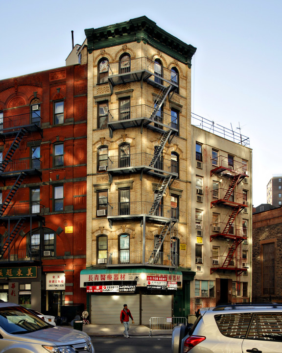 22 St James Pl in New York, NY - Building Photo