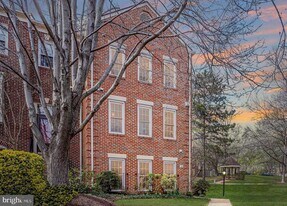 14 S Manchester St in Arlington, VA - Building Photo