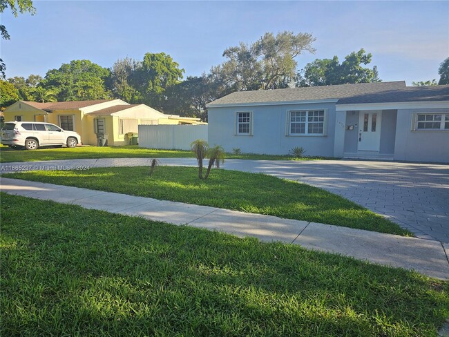 1470 NE 138th St in North Miami, FL - Building Photo - Building Photo