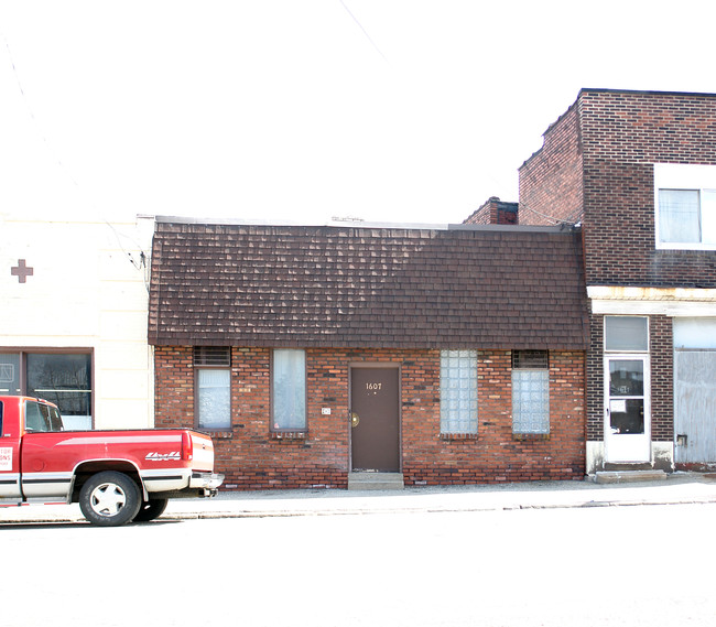 1607 Brownsville Rd in Pittsburgh, PA - Building Photo - Building Photo