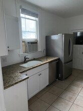 2427 J St, Unit 2427 J St Apt Upper West in Sacramento, CA - Foto de edificio - Building Photo