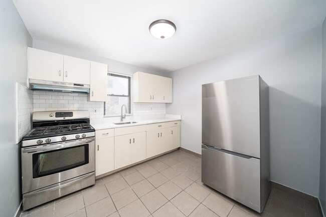 43 W 9th St in Bayonne, NJ - Building Photo - Building Photo