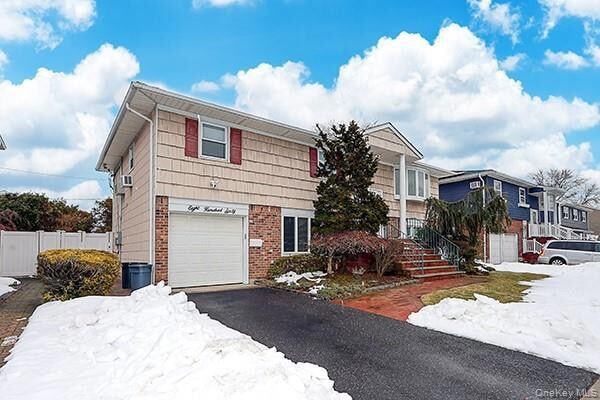 860 Beckman Dr in North Bellmore, NY - Foto de edificio - Building Photo