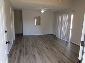 606 Hampton St in Hinesville, GA - Foto de edificio - Building Photo