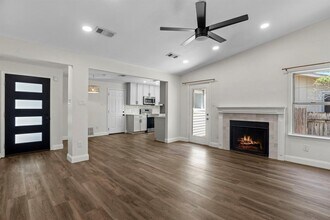 8205 Treehouse Ln in Austin, TX - Building Photo - Building Photo