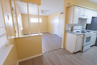 611 W Byrd Blvd in Universal City, TX - Foto de edificio - Building Photo