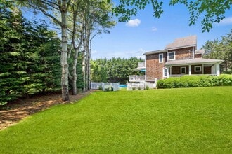 114 Narod Blvd in Water Mill, NY - Building Photo - Building Photo