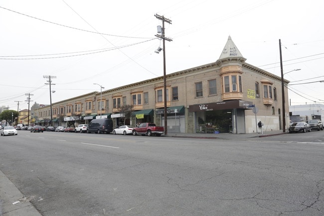 722-748 1/2 San Pedro St in Los Angeles, CA - Building Photo - Building Photo