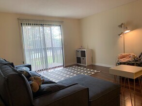 18 Surrey Dr in Newington, CT - Building Photo - Building Photo