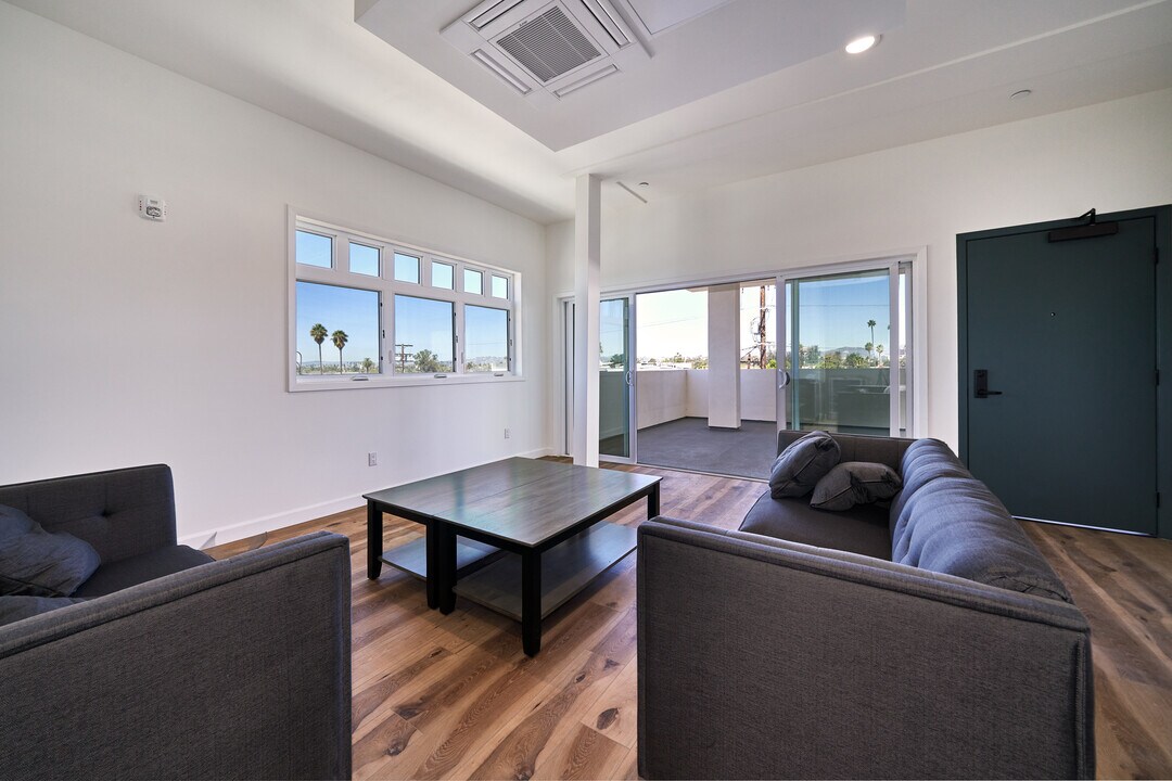 2600 S Catalina St in Los Angeles, CA - Building Photo