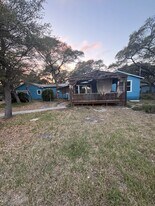 2218 Saunders St in Ingleside, TX - Building Photo