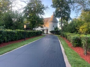 14935 W Old School Rd in Libertyville, IL - Foto de edificio - Building Photo