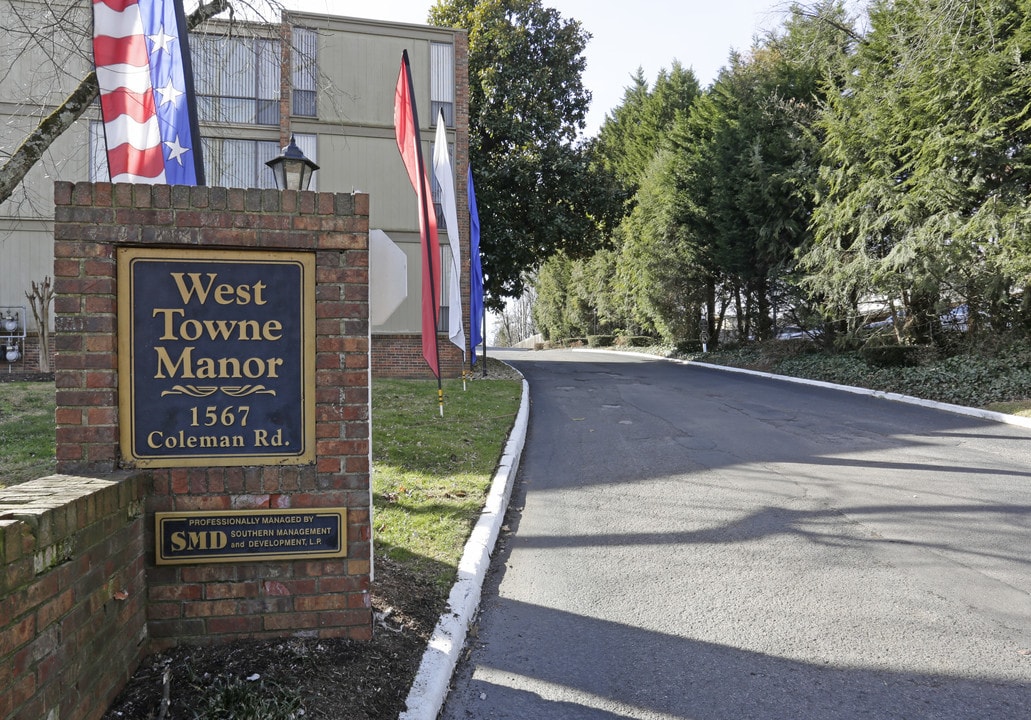West Towne Manor in Knoxville, TN - Foto de edificio