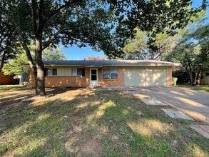 1329 Harrison Ln in Hurst, TX - Building Photo - Building Photo