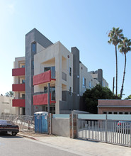 13712 Valleyheart Dr in Sherman Oaks, CA - Foto de edificio - Building Photo