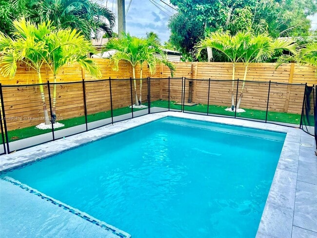6017 SW 14th St in West Miami, FL - Building Photo - Building Photo