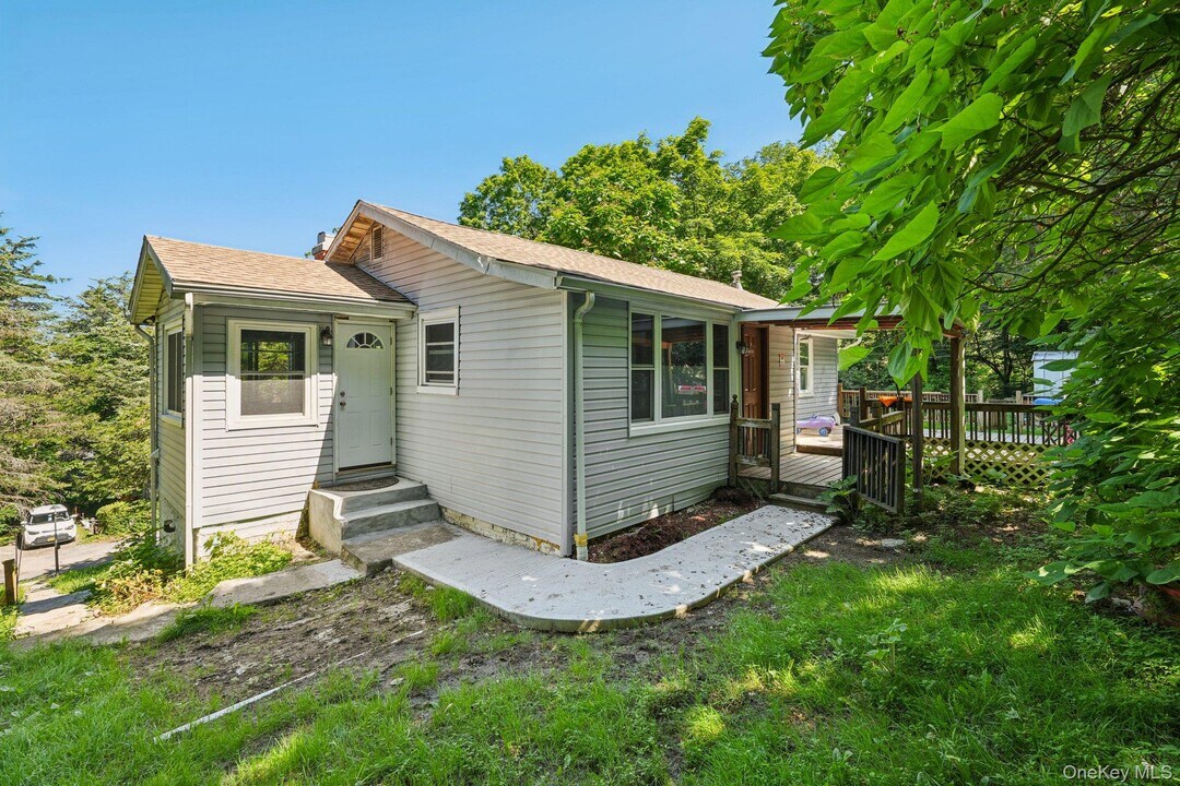 1 Whippoorwill Trail in Monroe, NY - Building Photo