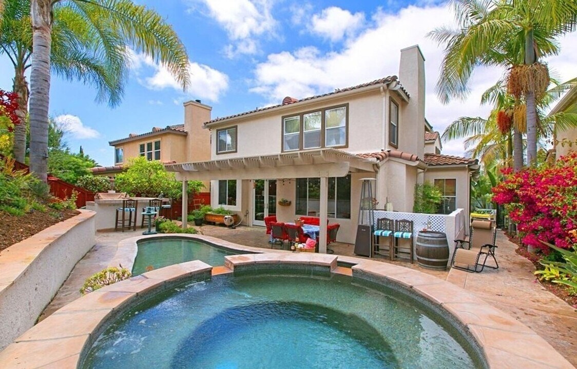 2941 Avenida Castana in Carlsbad, CA - Foto de edificio