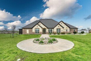 1192 Seaborn Rd in Ponder, TX - Building Photo