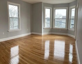 30 Julian St, Unit 3 in Boston, MA - Foto de edificio - Building Photo