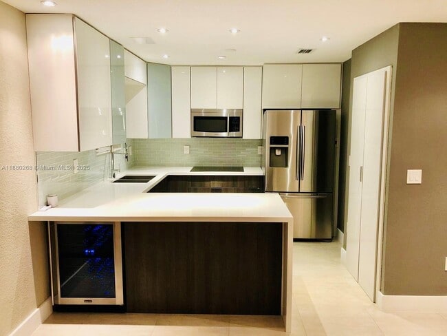 10704 NW 88th Ave in Hialeah Gardens, FL - Building Photo - Building Photo