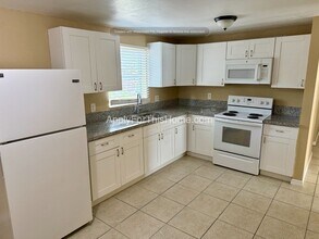 1316 Windsor Way in Tampa, FL - Foto de edificio - Building Photo