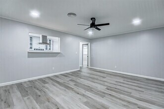 5122 W Bellfort Ave in Houston, TX - Foto de edificio - Building Photo