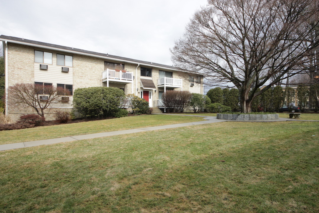 180 Glenbrook Rd in Stamford, CT - Building Photo