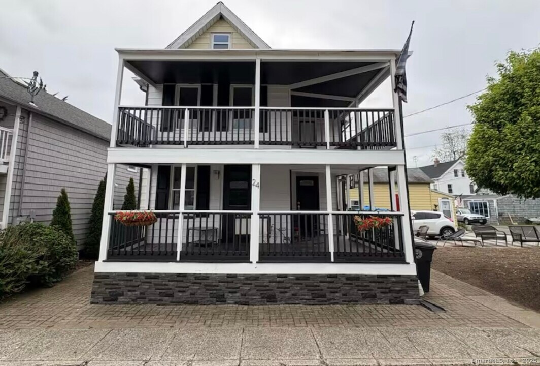 24 Botsford Ave in Milford, CT - Building Photo