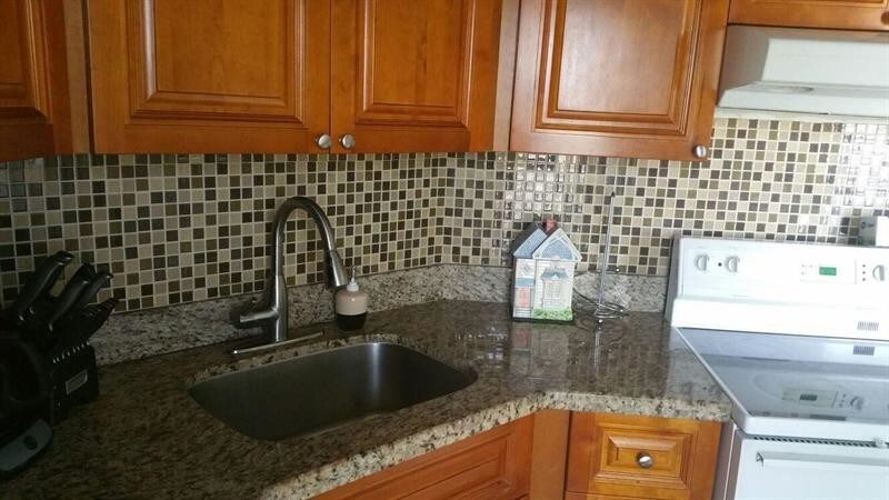 1021 Crystal Lake Dr in Pompano Beach, FL - Building Photo